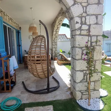 Havuzlu Tas Ev * Cesme